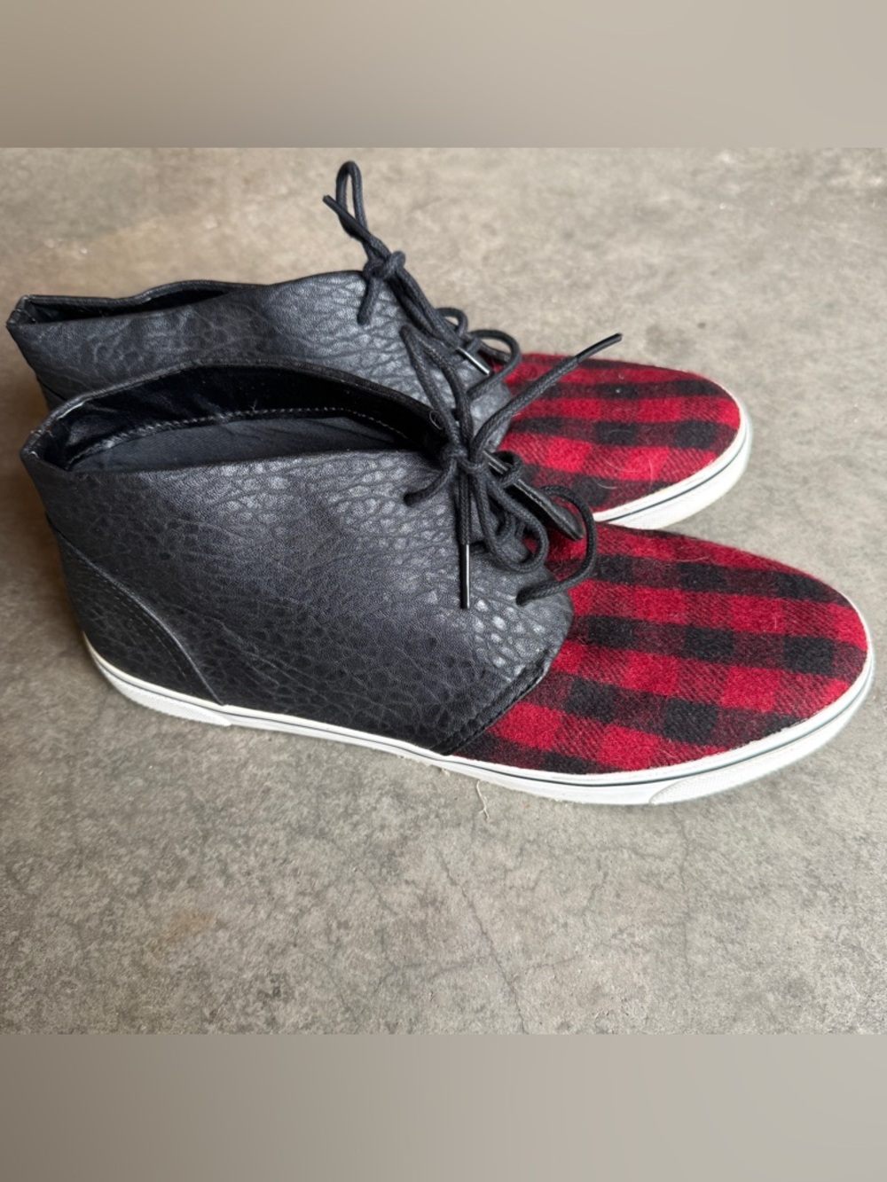 Dolce Vita | Black Leatherette & Red Plaid |  Lace-Up Sneakers | Women’s Size 10